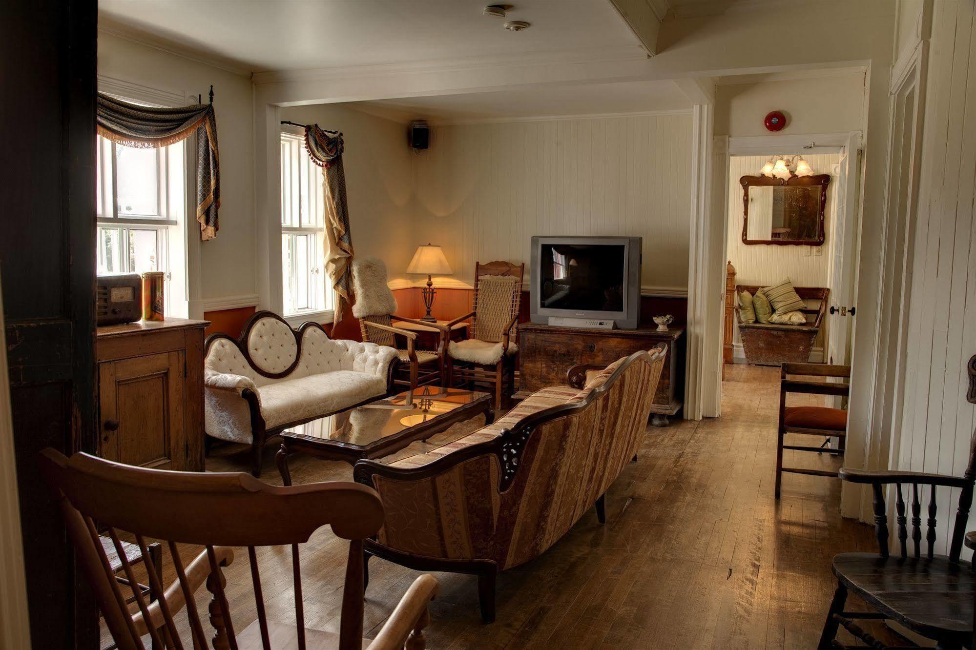 Auberge De La Tour Du Lac Sainte-Agathe-des-Monts Esterno foto