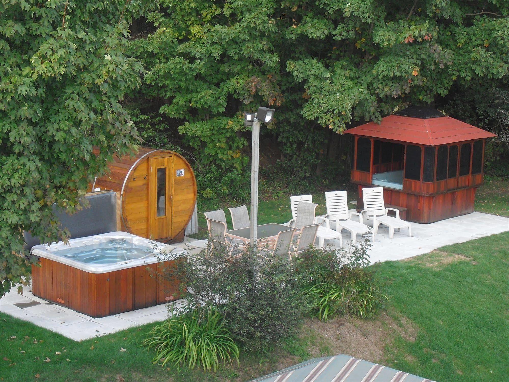 Auberge De La Tour Du Lac Sainte-Agathe-des-Monts Esterno foto